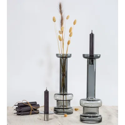 Vase-bougeoir en mode bougeoir avec une lumière tamisée.