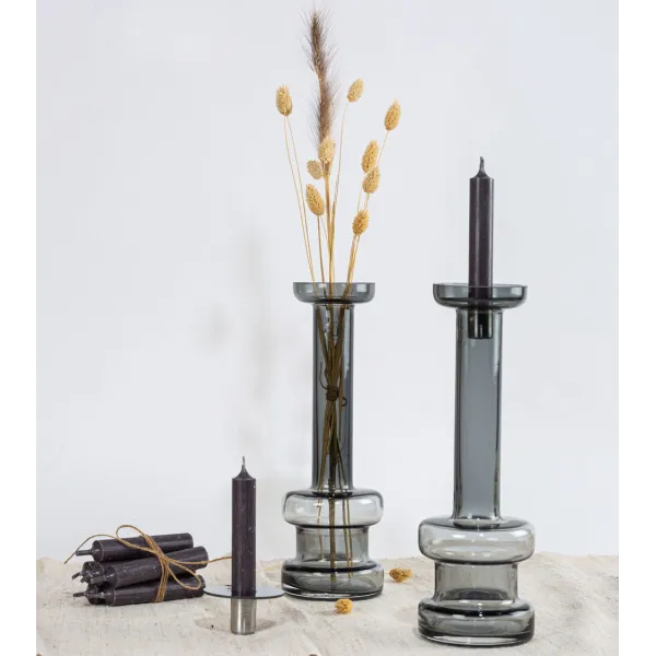 Vase-bougeoir en mode bougeoir avec une lumière tamisée.