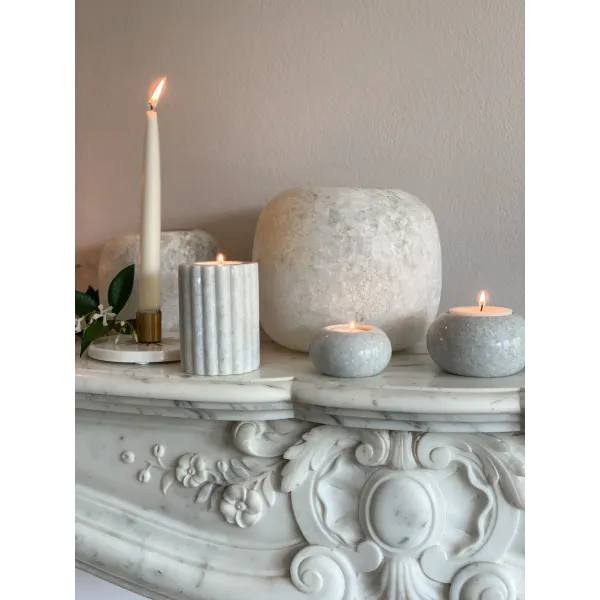 Bougeoir Daisy accompagné de petites bougies en marbre : contraste harmonieux de textures et de formes.