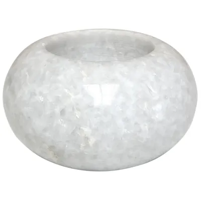 Gros plan du bougeoir en marbre blanc de taille L, soulignant sa texture et ses détails naturels.