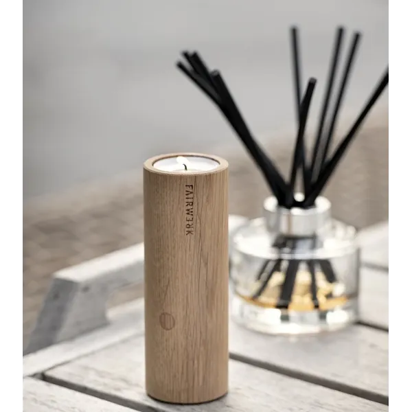 Bougeoir cylindrique sur une table élégante.