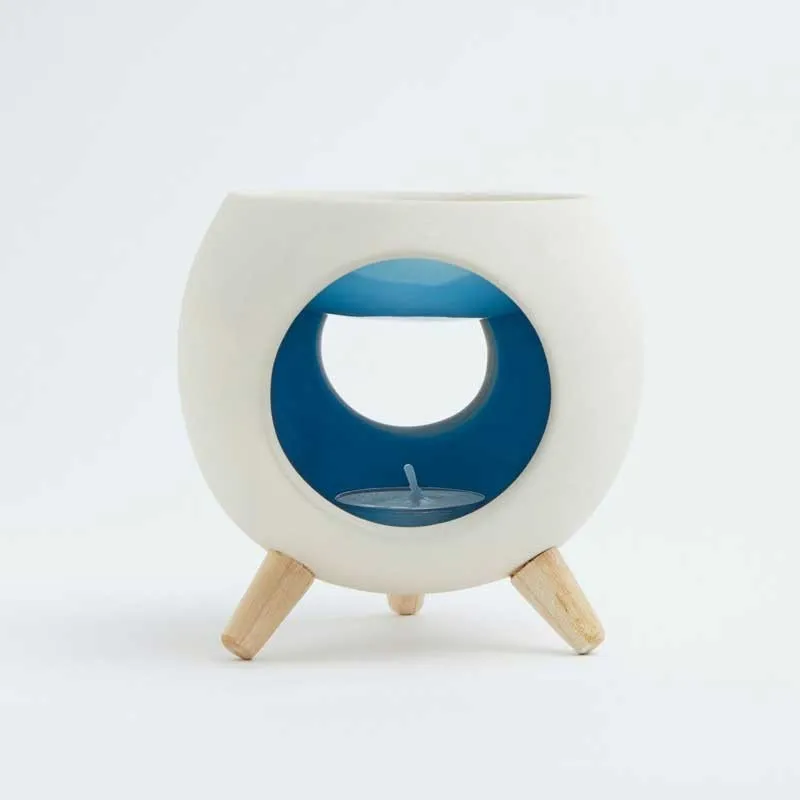Brûleur cire parfumée ROUND BLUE en céramique blanche et intérieur bleu, sur pieds en bois