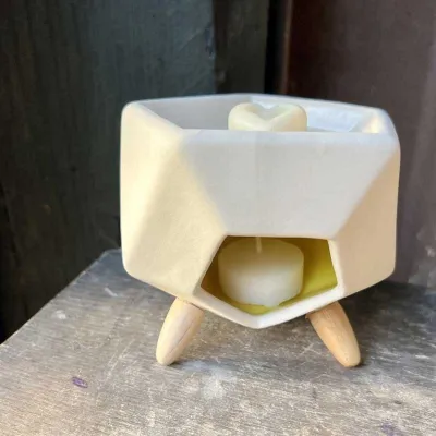 Diffuseur OCTOGO YELLOW en céramique beige et intérieur jaune, sur pieds bois