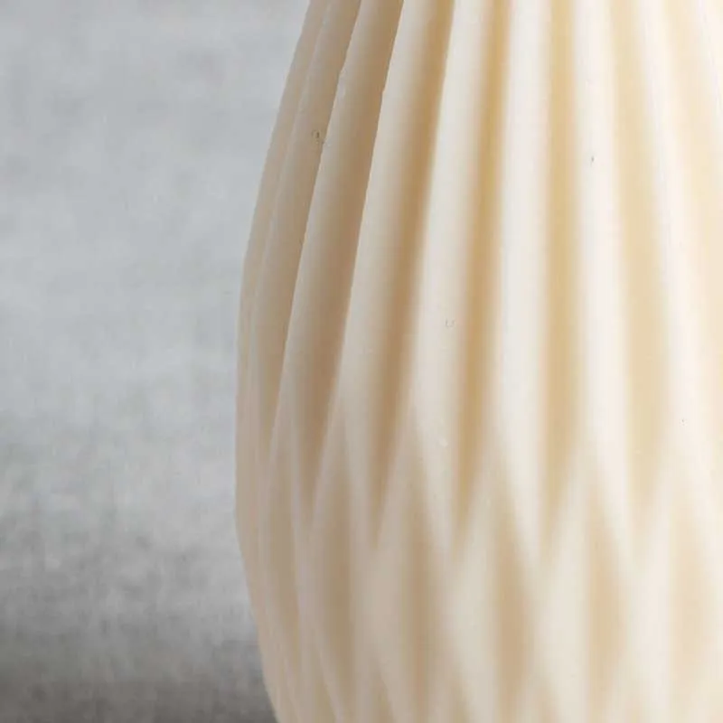 Zoom sur la texture plissée de la bougie Dorielle, fabrication artisanale