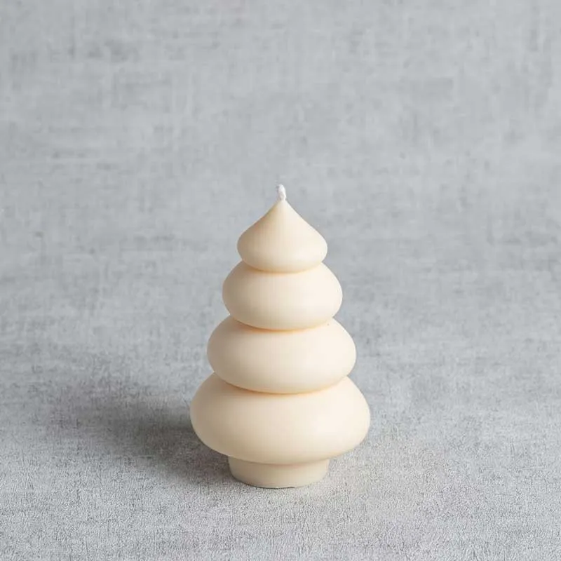 Bougie sapin de Noël sculptée au design original, en cire de colza, création artisanale.