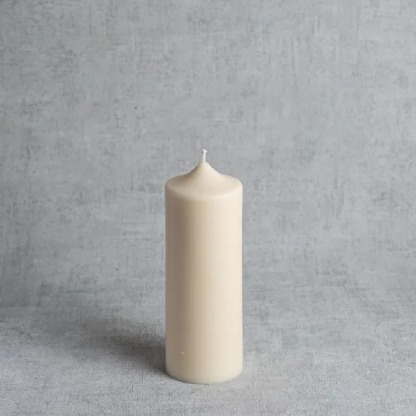 Bougie cylindrique lisse en cire végétale de colza, naturelle et artisanale, couleur crème.