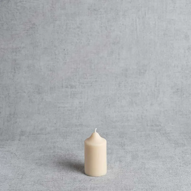 Petite bougie cylindrique en cire de colza, artisanale, écologique et 100% naturelle.