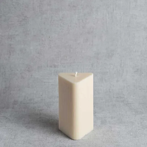 Bougie triangulaire rainurée en cire de colza naturelle, fabrication artisanale française.