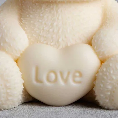 Détail du cœur Love de la bougie ourson Thérine