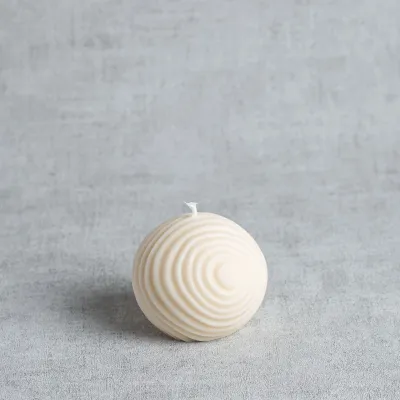 Bougie naturelle décorative Amédée – boule nervurée en cire de colza – vue de trois-quarts