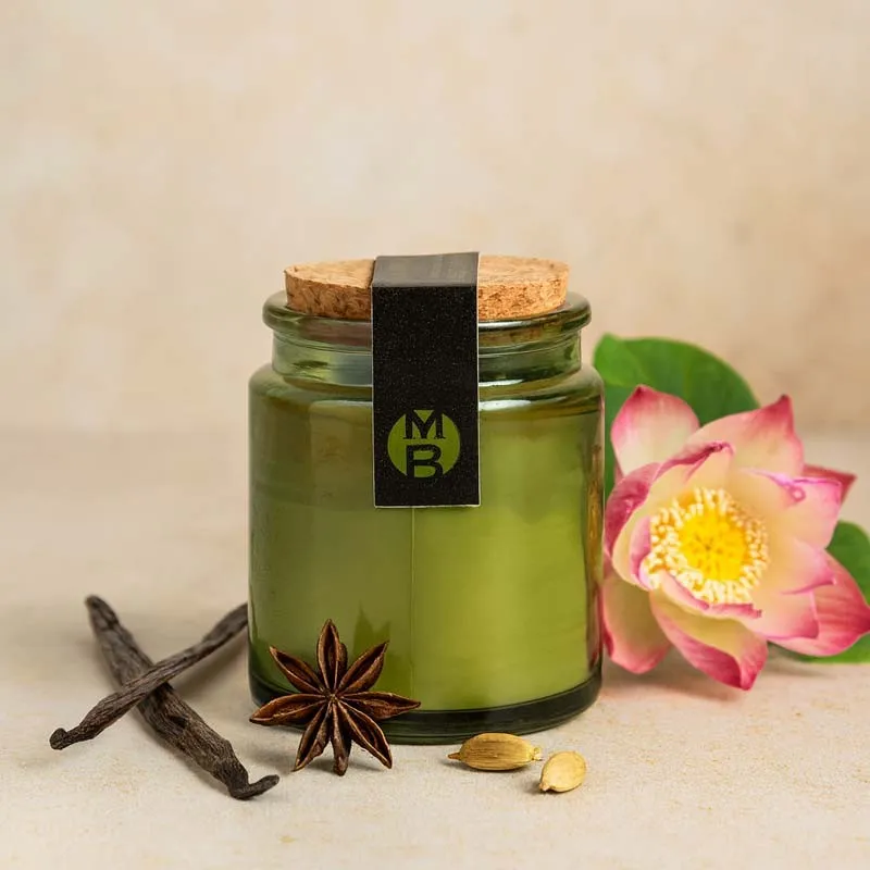 bougie parfumée lotus de Jaipur avec elements de la pyramide olfactive